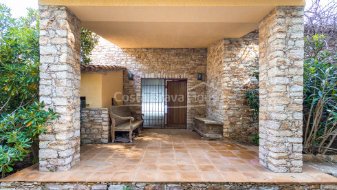 Villa en venta en Sa Riera con vistas al mar
