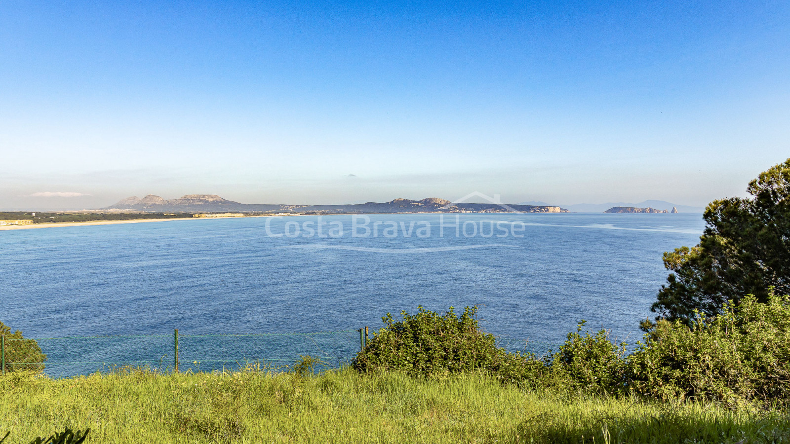 Villa en venta en Sa Riera con vistas al mar