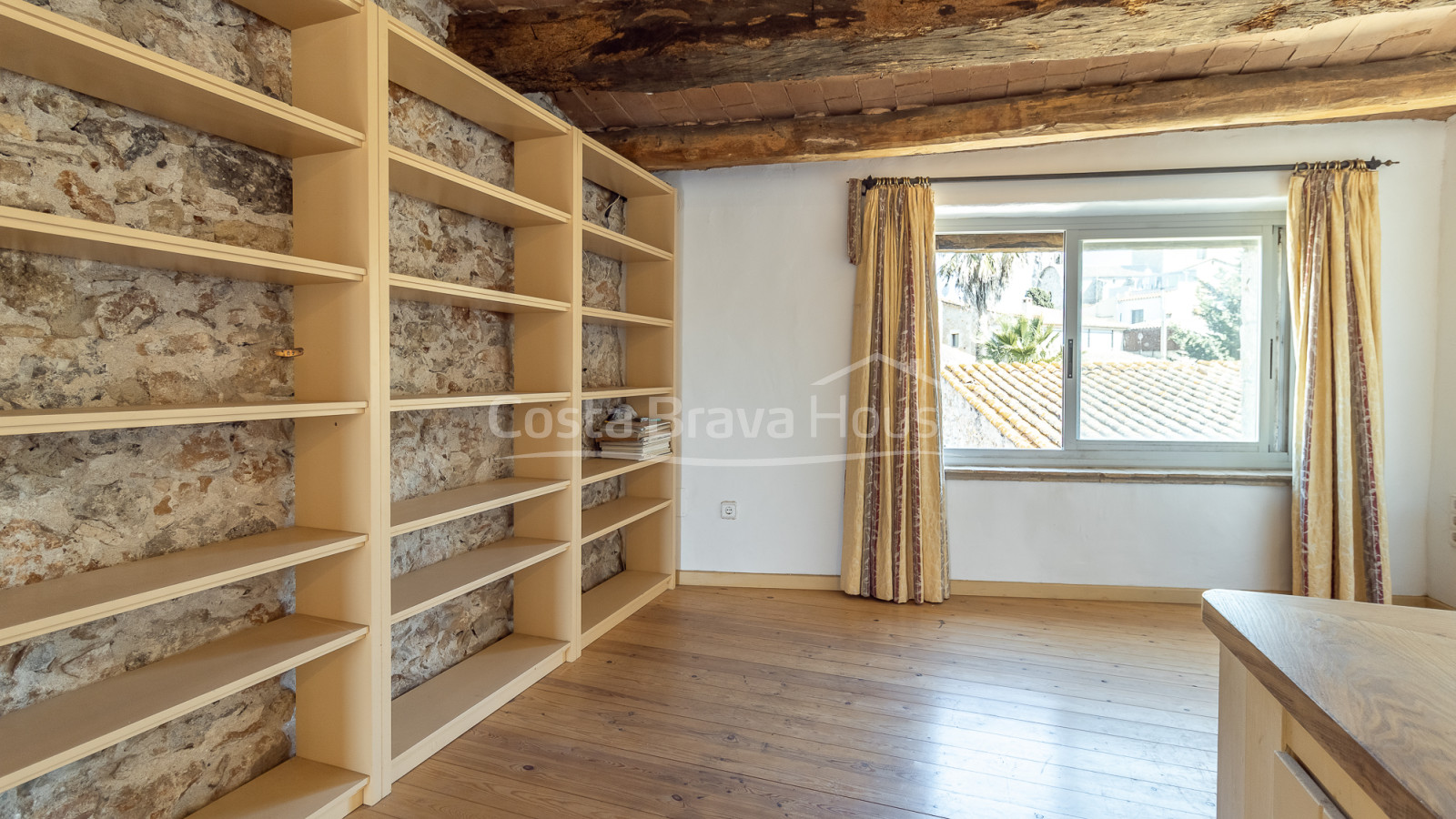 Maison rustique en pierre à Ullà