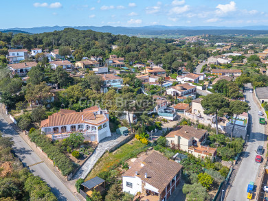 Casa en venta en Pals con jardín, vistas despejadas y total privacidad en Mas Tomasi