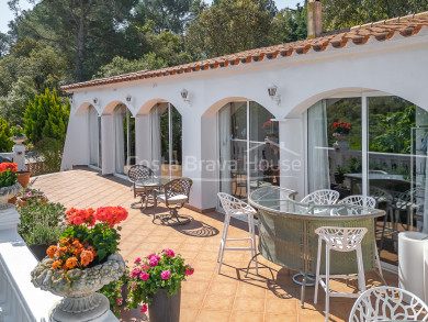 House for sale in Pals with garden, open views and full privacy in Mas Tomasi