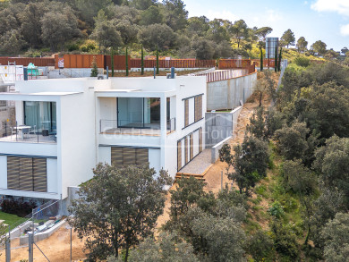 Luxury house under construction in Begur, 10 minutes walk from the town centre, with sea views and garden with pool