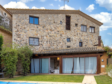 Casa de pedra en venda a Torrent amb jardí privat, piscina i estil empordanès autèntic