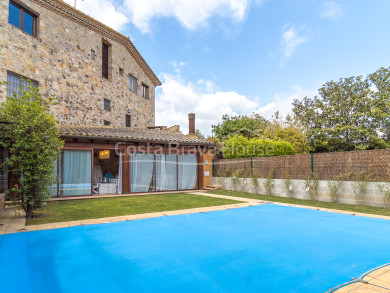 Stone house for sale in Torrent with private garden, pool and authentic Empordà style