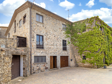 Casa de piedra en venta en Torrent con jardín privado, piscina y estilo empordanés auténtico