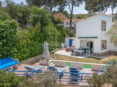 House with garden, pool and tourist license for sale near the sea in Tamariu