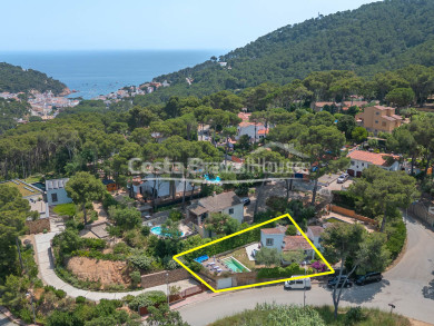 House with garden, pool and tourist license for sale near the sea in Tamariu