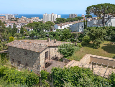 Casa con estilo masía y licencia turística en venta en Sant Antoni de Calonge, a 15 min de la playa de Torre Valentina