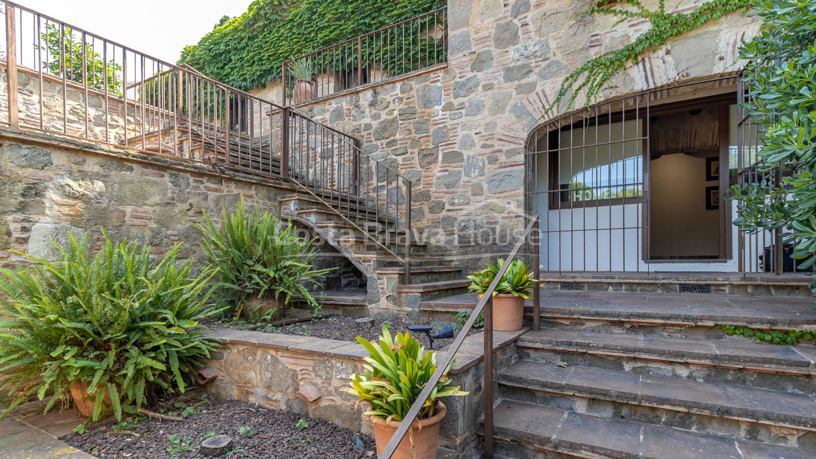 Casa estilo masía en venta en Sant Antoni con licencia
