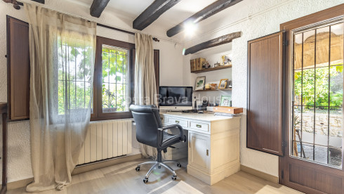 Casa estilo masía en venta en Sant Antoni con licencia