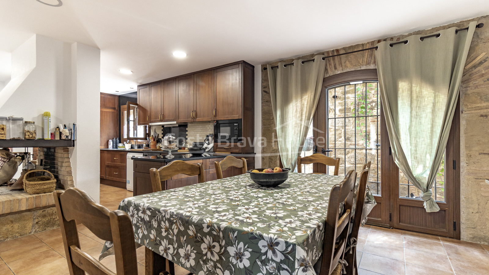 Casa estilo masía en venta en Sant Antoni con licencia