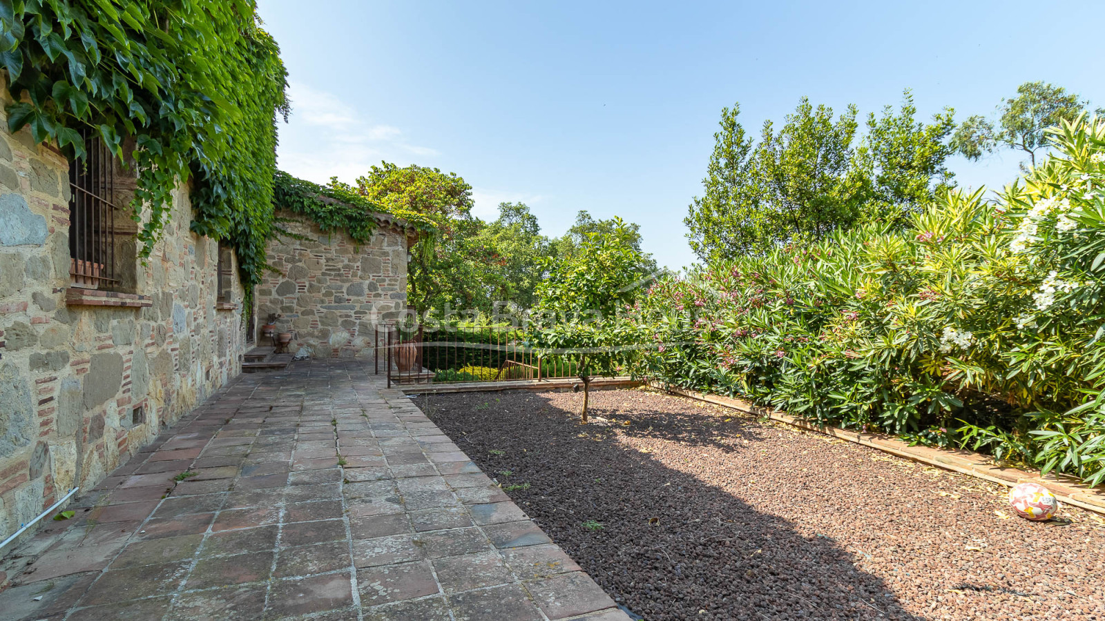 Casa estilo masía en venta en Sant Antoni con licencia