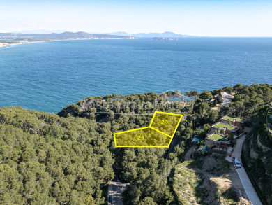 Terreno edificable en venta con vistas al mar y montaña en S’Antiga, Begur, Costa Brava