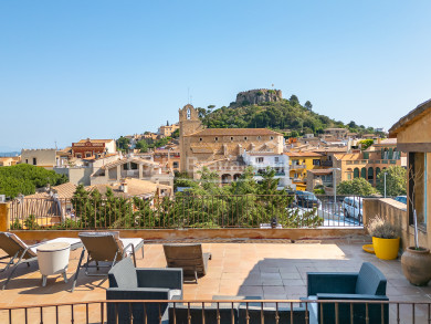 Village house for sale in the centre of Begur with castle views, terrace and garage