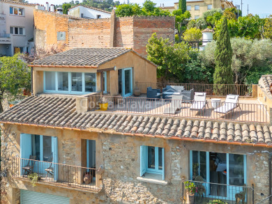 Maison de village à vendre au centre de Begur avec vue sur le château, terrasse et garage