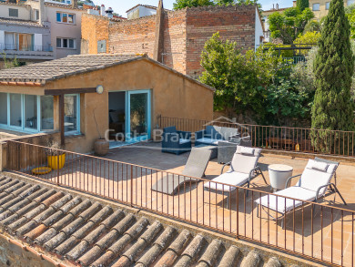 Casa de pueblo en venta en el centro de Begur con vistas al castillo, terraza y garaje