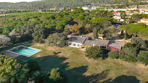 Finca a Mont-ras amb torre medieval i gran terreny