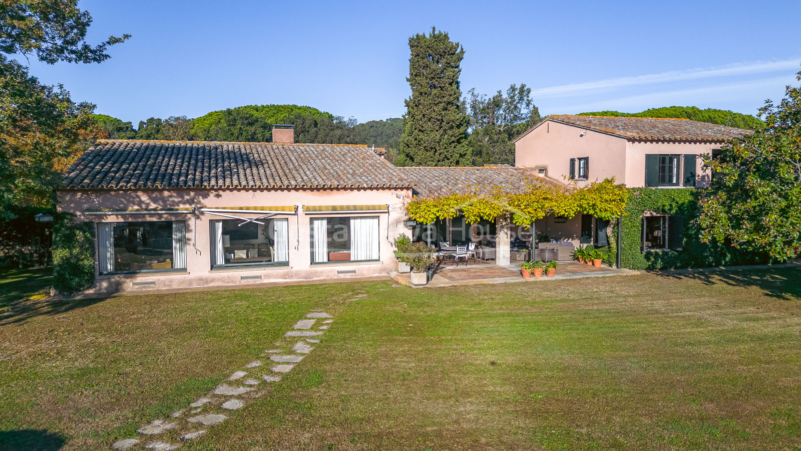 Finca a Mont-ras amb torre medieval i gran terreny