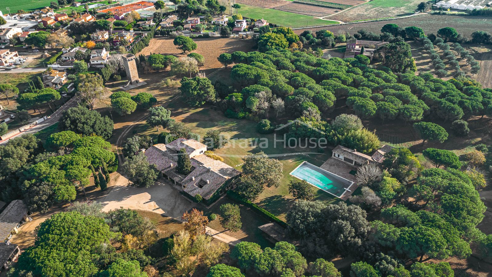 Finca a Mont-ras amb torre medieval i gran terreny