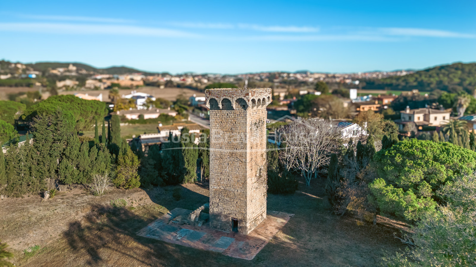 Finca a Mont-ras amb torre medieval i gran terreny