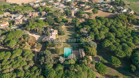 Finca a Mont-ras amb torre medieval i gran terreny