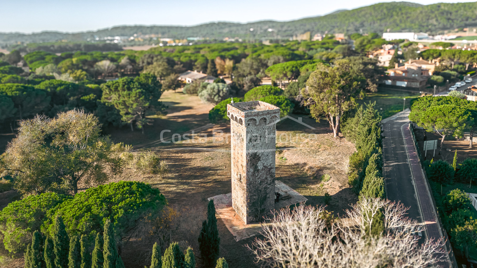 Finca a Mont-ras amb torre medieval i gran terreny