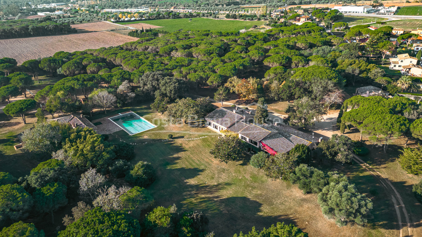 Finca a Mont-ras amb torre medieval i gran terreny