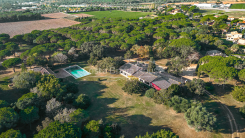 Finca a Mont-ras amb torre medieval i gran terreny