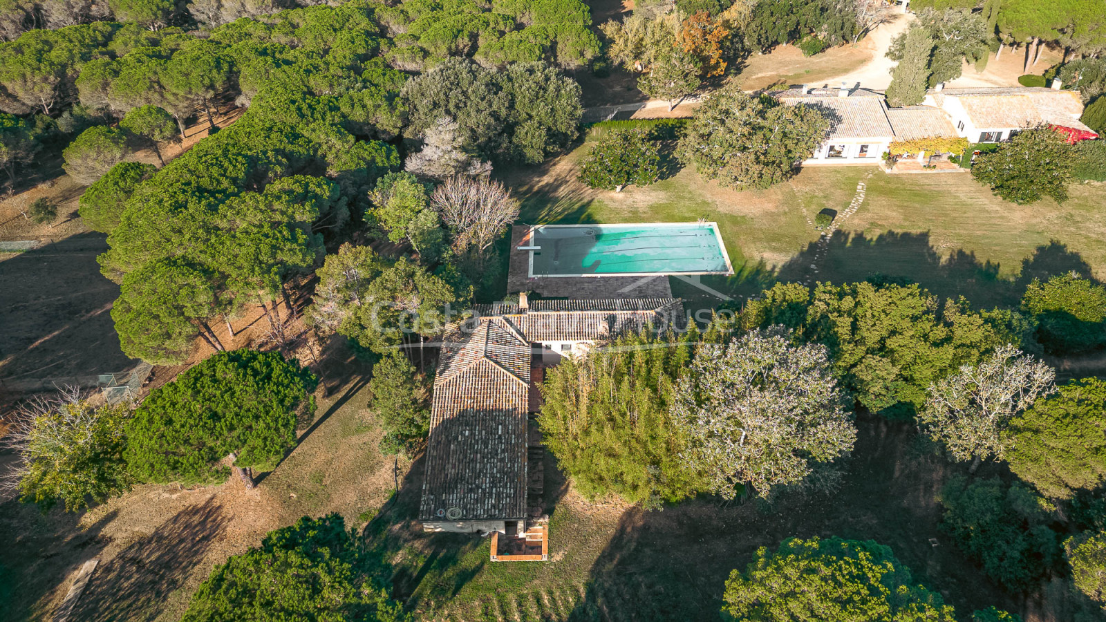 Finca a Mont-ras amb torre medieval i gran terreny