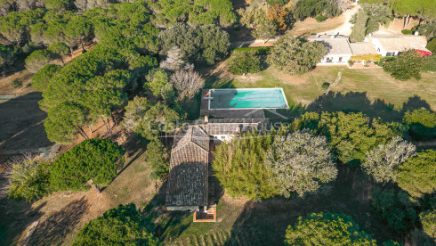 Finca a Mont-ras amb torre medieval i gran terreny
