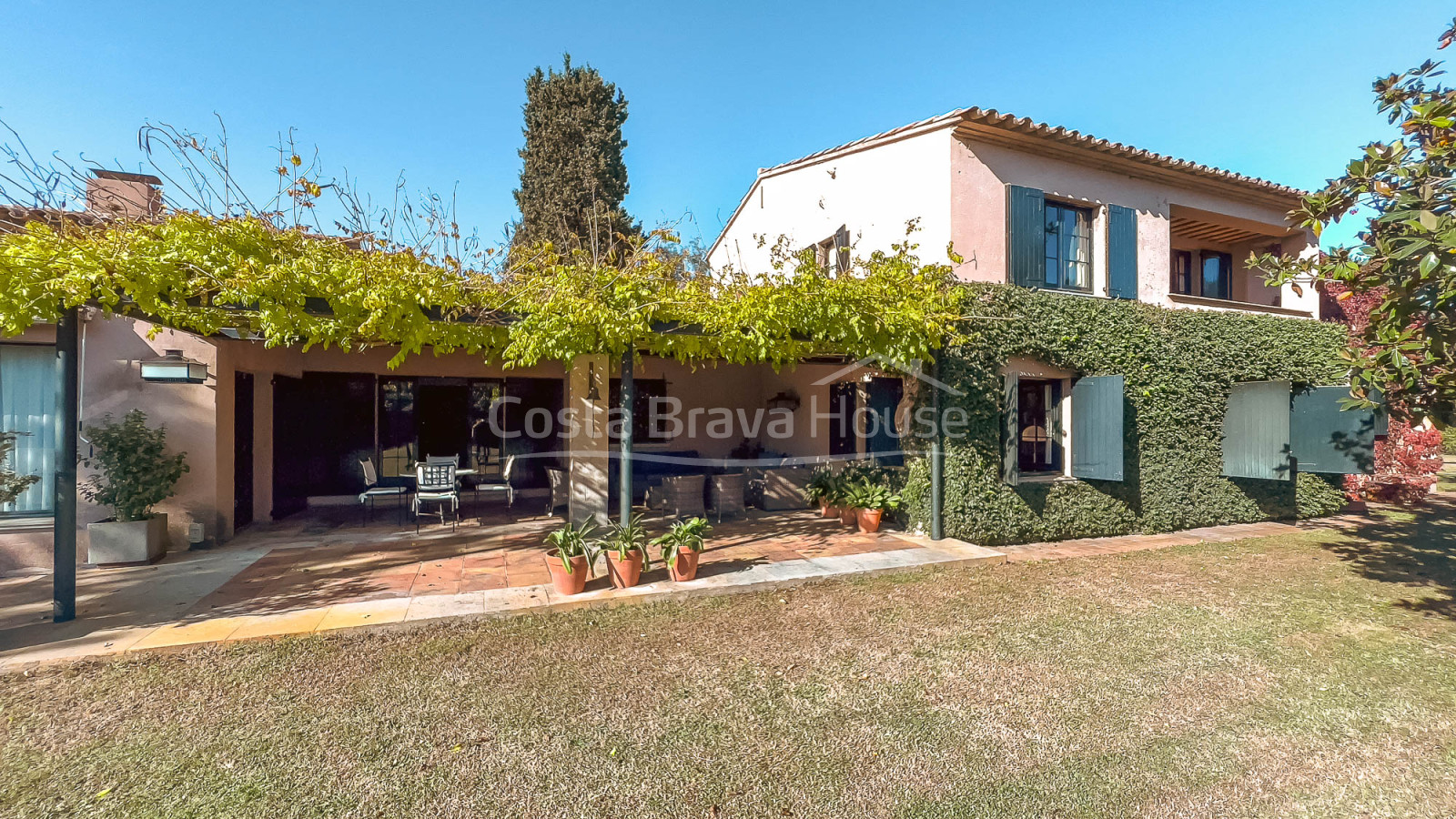 Finca a Mont-ras amb torre medieval i gran terreny