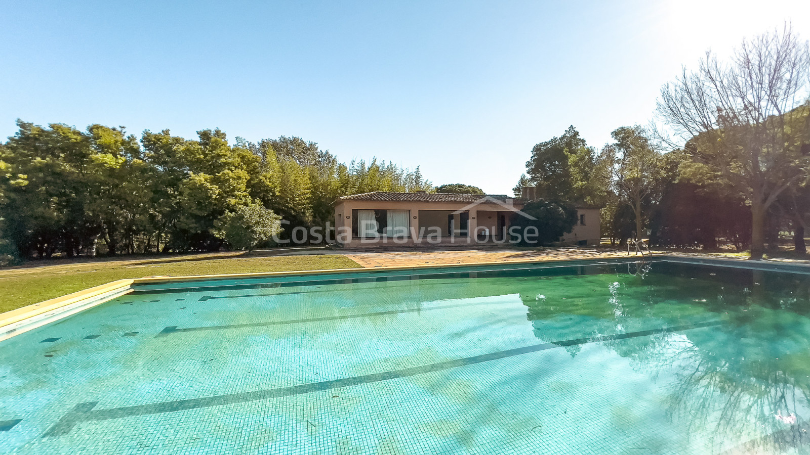 Finca a Mont-ras amb torre medieval i gran terreny