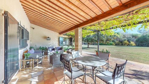 Finca a Mont-ras amb torre medieval i gran terreny