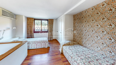 Estate in Mont-ras with medieval tower and large plot of land