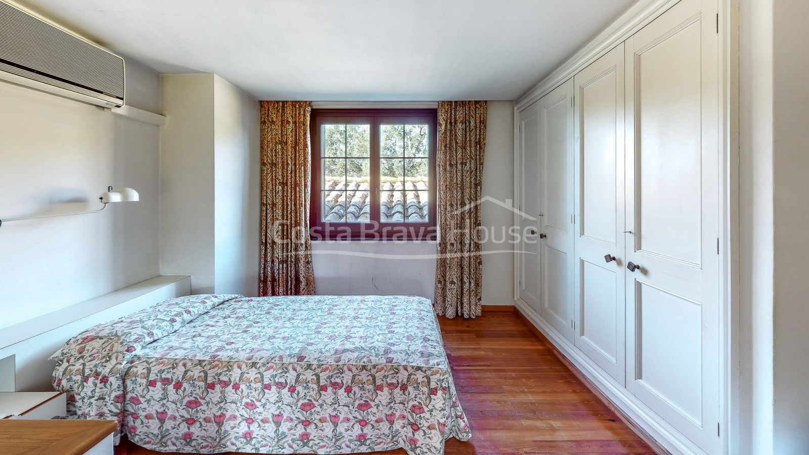 Estate in Mont-ras with medieval tower and large plot of land