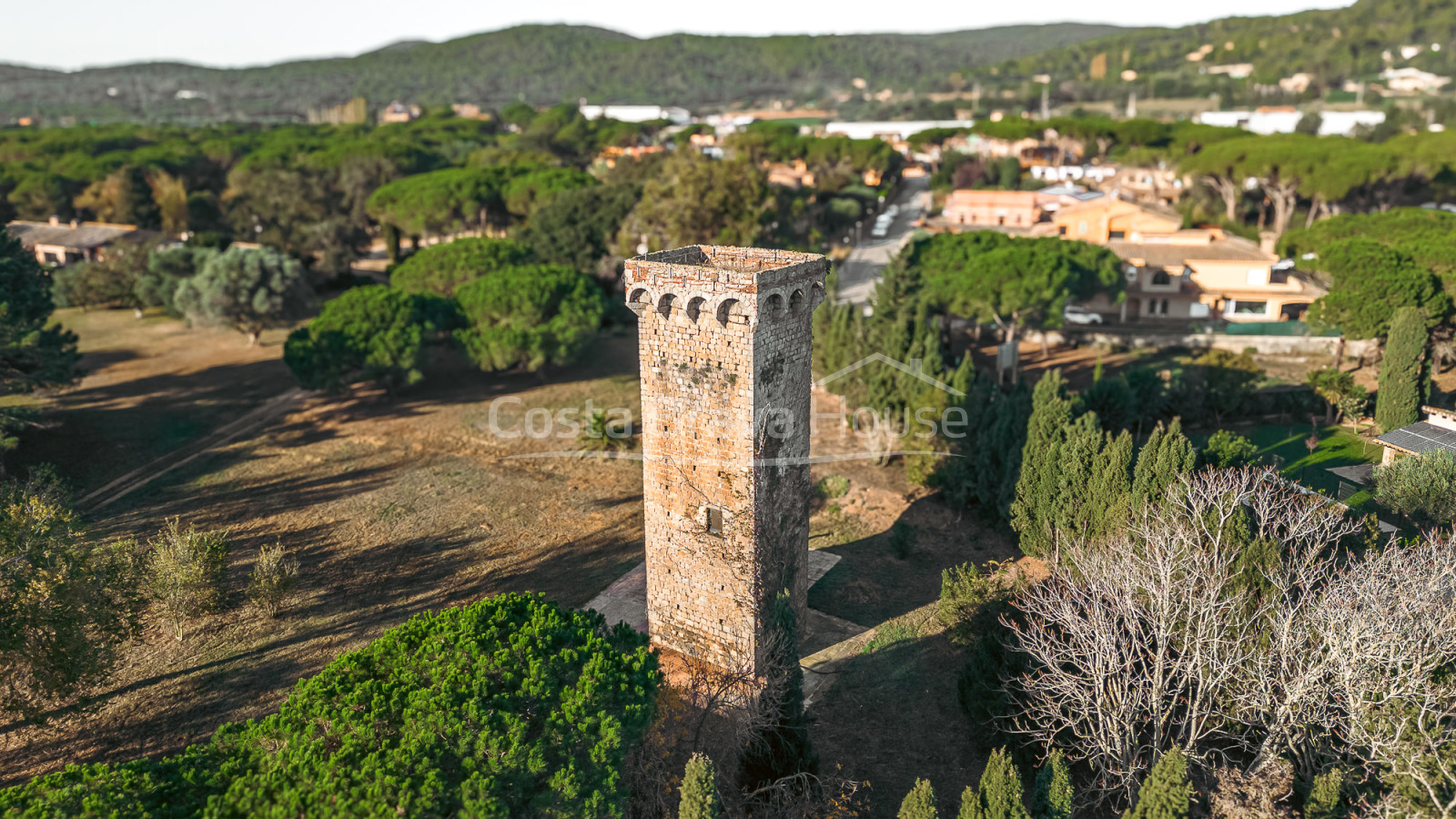 Finca a Mont-ras amb torre medieval i gran terreny