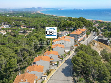 Duplex contemporain avec jardin privé et licence touristique à vendre près de la plage à Begur