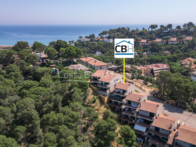 Dúplex contemporani amb jardí privat i llicència turística en venda a prop de la platja a Begur