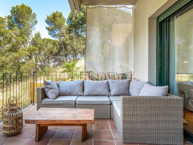 Dúplex contemporáneo con jardín privado y licencia turística en venta cerca de la playa en Begur