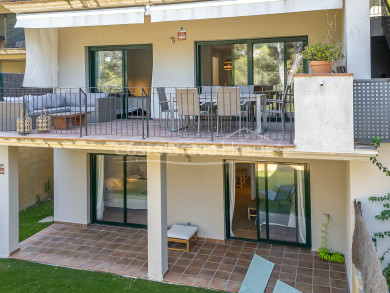 Dúplex contemporáneo con jardín privado y licencia turística en venta cerca de la playa en Begur