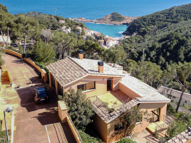 Charmante maison mitoyenne avec vue sur mer à vendre près de la crique de Sa Tuna, Begur