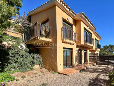 Charming townhouse with sea views for sale near Sa Tuna cove, Begur