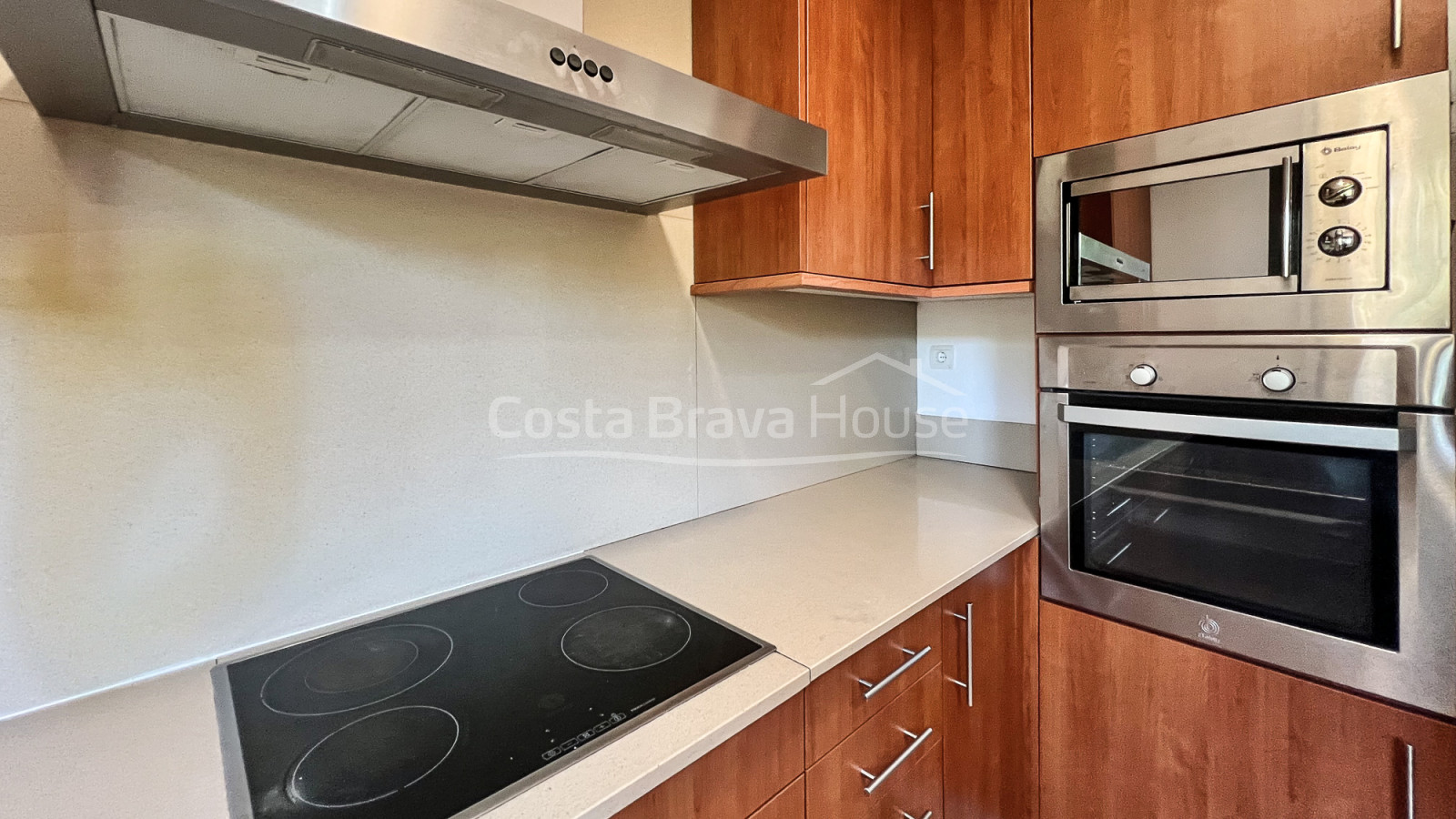 Terraced house with sea views in Sa Tuna, Begur