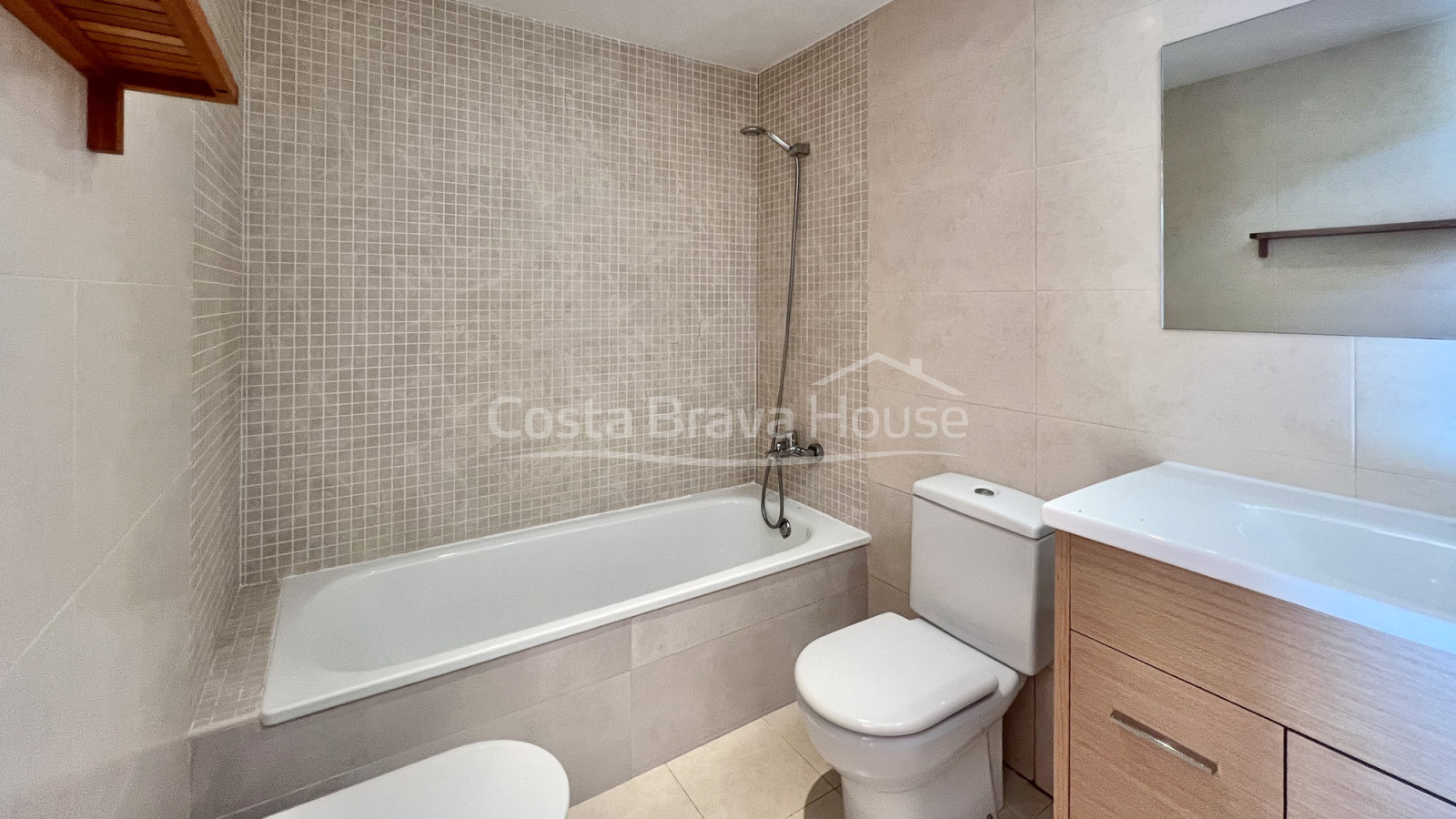 Terraced house with sea views in Sa Tuna, Begur