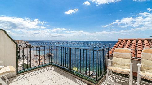 House next to Port Bo beach with sea views