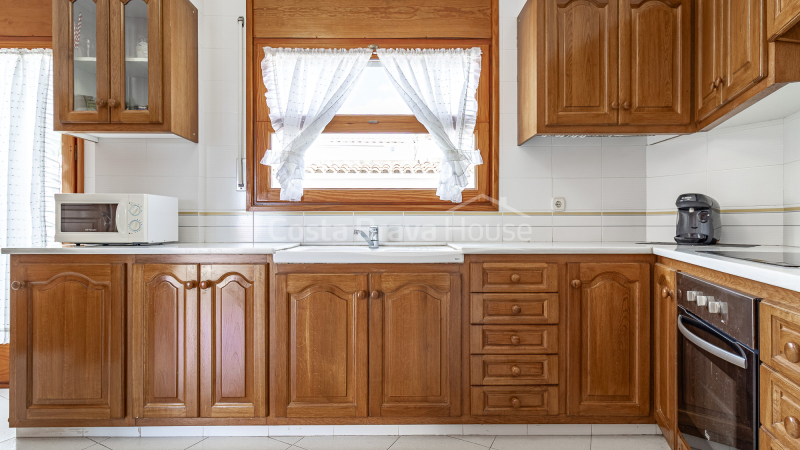 House next to Port Bo beach with sea views