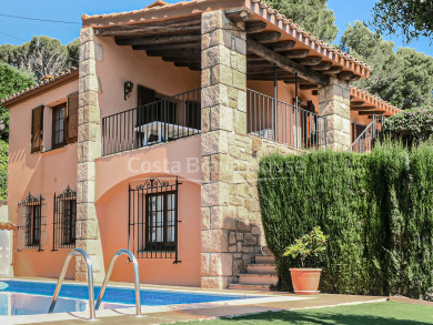 Villa exclusive avec vue sur la mer et piscine à vendre à 600 m de la plage de Llafranc