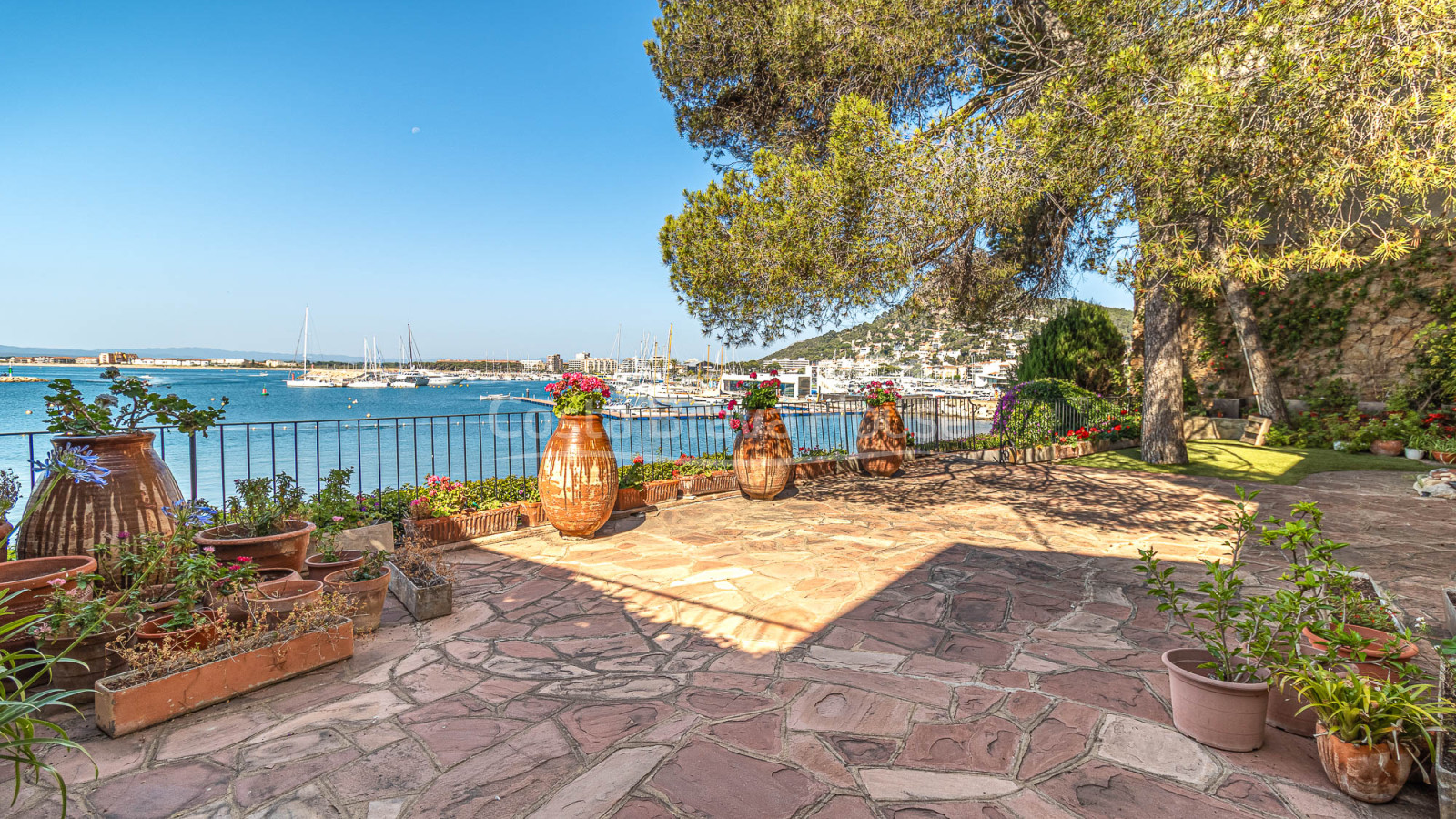 House on the seafront in l'Estartit