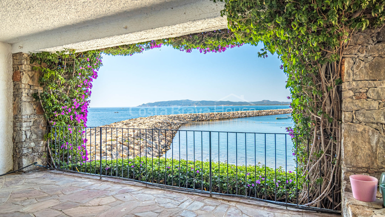 House on the seafront in l'Estartit