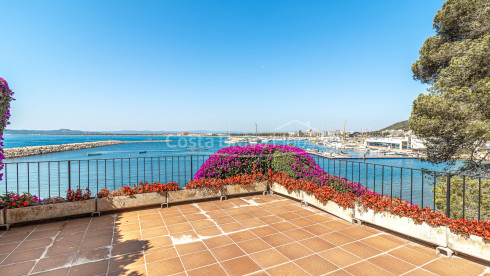 House on the seafront in l'Estartit
